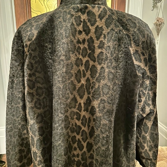 Chic Black Leopard Print Teddy Jacket - Picture 3 of 8